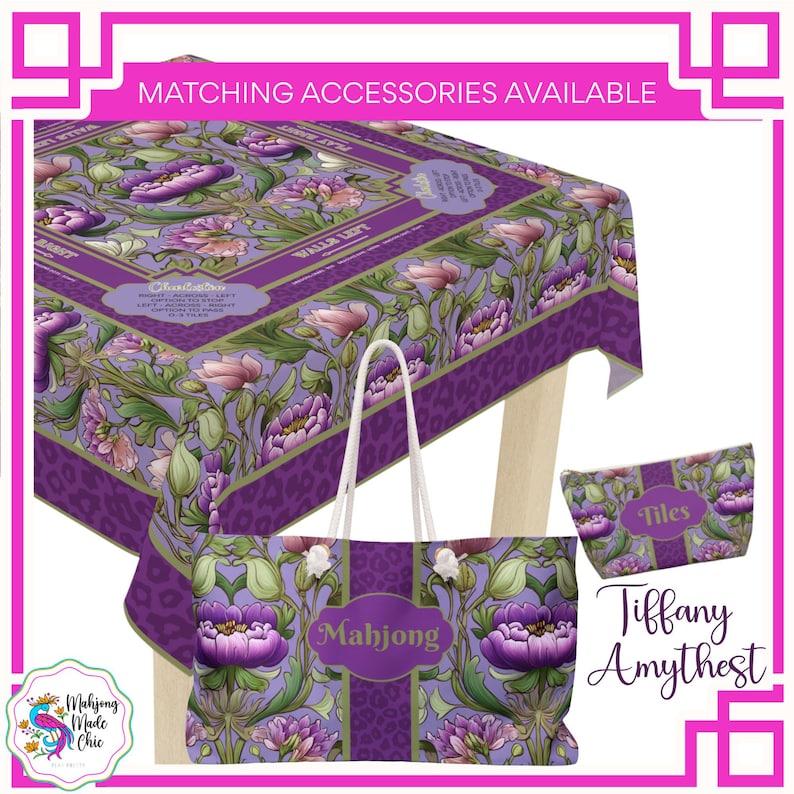 Puede incluir: Un conjunto de accesorios morados con estampado floral, que incluye un mantel, un bolso tote y una peque&ntilde;a bolsa. El bolso tote y el mantel tienen la palabra "Mahjong", y la bolsa peque&ntilde;a tiene la palabra "Tiles". El dise&ntilde;o incluye flores moradas y hojas verdes.