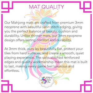 Pu&ograve; includere: Un grafico informativo quadrato con bordo rosa e un'illustrazione stilizzata di un pavone. Il testo recita: MAT QUALITY. I nostri tappetini da Mahjong sono realizzati in neoprene da 3 mm con bordi a punto raso. Spessi 3 mm, restano piatti.