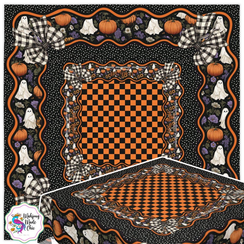 K&ouml;nnte beinhalten: Ein Halloween-Tischdecke mit einem schwarz-orangen karierten Mittelteil. Der Rand zeigt K&uuml;rbisse, Geister und florale Akzente auf schwarzem Hintergrund mit wei&szlig;en Punkten. Dekorative Schleifen sorgen f&uuml;r eine festliche Note.