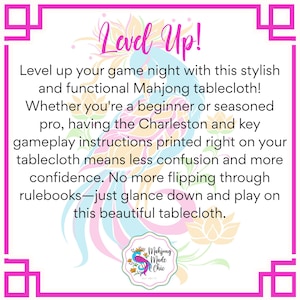 K&ouml;nnte beinhalten: Ein rosa gerahmtes Bild mit dem Text &bdquo;Level Up!&ldquo;, das eine stilvolle Mahjong-Tischdecke beschreibt. Die Tischdecke hat Charleston- und Spielanweisungen aufgedruckt. Das Logo &bdquo;Mahjong Made Chic&ldquo; ist ebenfalls sichtbar.