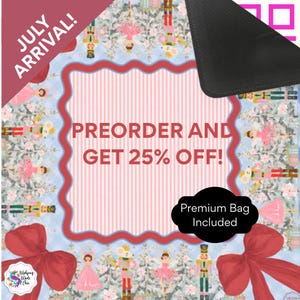 Pu&ograve; includere: Un tappetino quadrato con un motivo di schiaccianoci e ballerine su sfondo azzurro con alberi bianchi. Il centro presenta un rettangolo a righe rosa e bianche con un bordo ondulato rosso e il testo JULY ARRIVAL! PREORDER AND GET 25% OFF!
