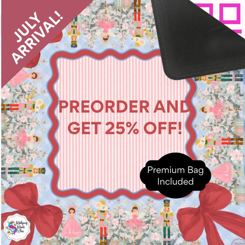 Pu&ograve; includere: Un tappetino quadrato con un motivo di schiaccianoci e ballerine su sfondo azzurro con alberi bianchi. Il centro presenta un rettangolo a righe rosa e bianche con un bordo ondulato rosso e il testo JULY ARRIVAL! PREORDER AND GET 25% OFF!
