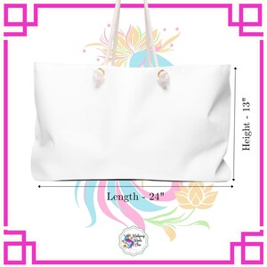 Puede incluir: Un bolso tote blanco con asas de cuerda. El bolso mide 61 cm de largo y 33 cm de alto. El bolso tiene un dise&ntilde;o sencillo y es adecuado para transportar varios art&iacute;culos. El bolso tiene un dise&ntilde;o floral en el fondo.