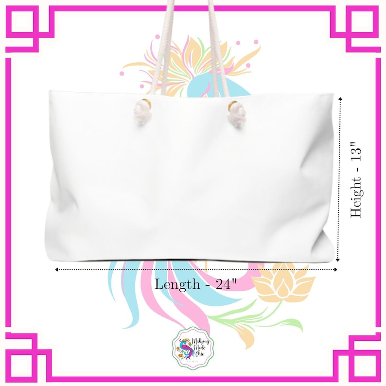 Puede incluir: Un bolso tote blanco con asas de cuerda. El bolso mide 61 cm de largo y 33 cm de alto. El bolso tiene un dise&ntilde;o sencillo y es adecuado para transportar varios art&iacute;culos. El bolso tiene un dise&ntilde;o floral en el fondo.
