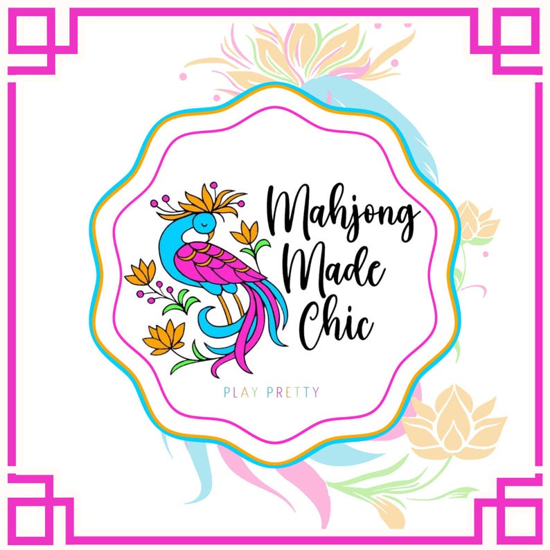K&ouml;nnte beinhalten: Ein wei&szlig;er Hintergrund mit einem rosa und goldenen Rand umgibt ein zentrales Design. Das Design zeigt einen stilisierten Vogel in Blau, Pink und Orange mit dem Text "Mahjong Made Chic" und "Play Pretty".