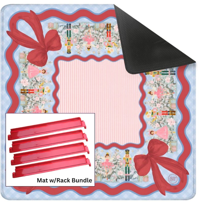 Pu&ograve; includere: Un tappetino quadrato con sfondo a quadretti azzurro, bordo ondulato rosso e grandi fiocchi rossi. Il centro presenta strisce verticali rosa, circondate da un motivo di schiaccianoci e ballerine. Include quattro rastrelliere rosse.