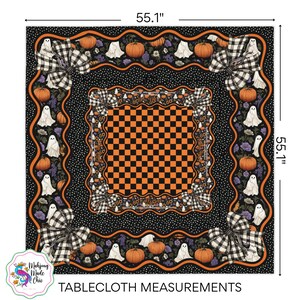 K&ouml;nnte beinhalten: Quadratische Halloween-Tischdecke mit einem schwarz-orangen karierten Mittelteil, umgeben von einem schwarzen Rand mit K&uuml;rbissen, Geistern und karierten Schleifen. Die Tischdecke misst 140 cm pro Seite.