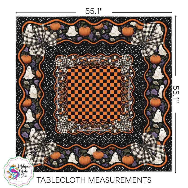 K&ouml;nnte beinhalten: Quadratische Halloween-Tischdecke mit einem schwarz-orangen karierten Mittelteil, umgeben von einem schwarzen Rand mit K&uuml;rbissen, Geistern und karierten Schleifen. Die Tischdecke misst 140 cm pro Seite.