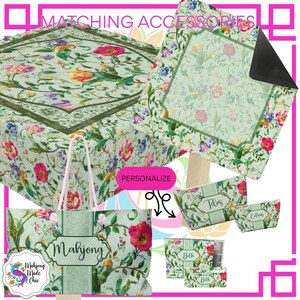 K&ouml;nnte beinhalten: Eine Sammlung passender Accessoires mit floralem Design in Gr&uuml;n, Rosa und Gelb. Artikel umfassen eine Tragetasche mit dem Text "Mahjong", eine Tischmatte und verschiedene Beh&auml;lter. Die W&ouml;rter "Matching Accessories" und "Personalize" sind ebenfalls sichtbar.