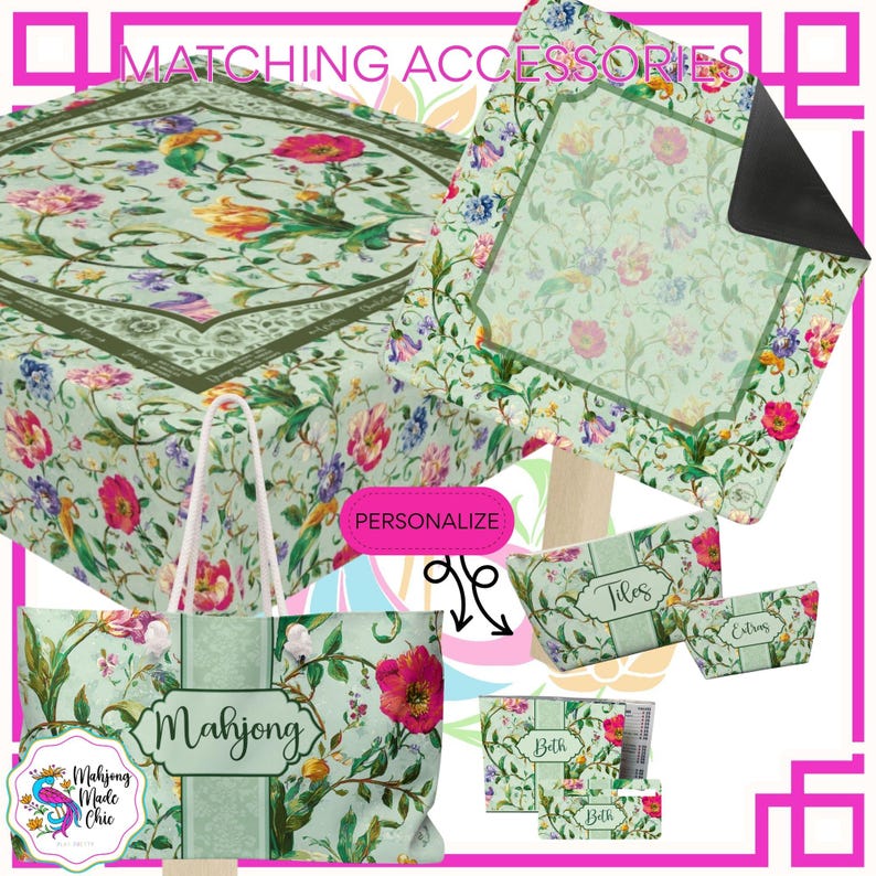 K&ouml;nnte beinhalten: Eine Sammlung passender Accessoires mit floralem Design in Gr&uuml;n, Rosa und Gelb. Artikel umfassen eine Tragetasche mit dem Text "Mahjong", eine Tischmatte und verschiedene Beh&auml;lter. Die W&ouml;rter "Matching Accessories" und "Personalize" sind ebenfalls sichtbar.