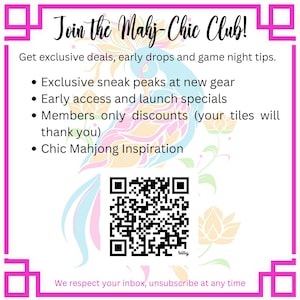 Pu&ograve; includere: Un cartello quadrato bianco con un bordo rosa brillante e un'illustrazione di pavone color pastello. Il testo recita Join the Mahj-Chic Club! seguito da un elenco di vantaggi e un codice QR. In basso si legge We respect your inbox, unsubscribe at any time.