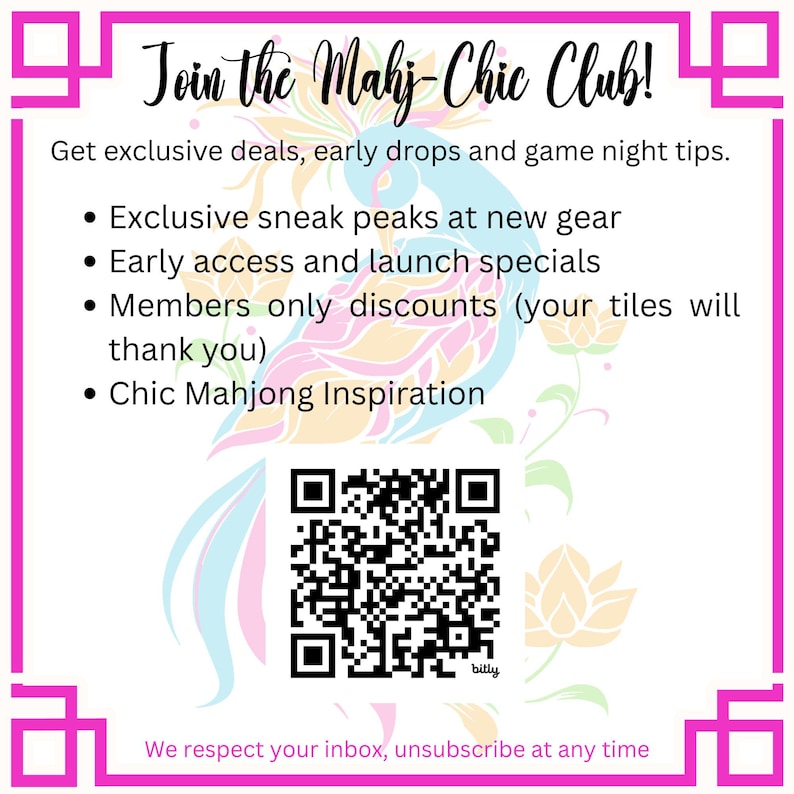 Pu&ograve; includere: Un cartello quadrato bianco con un bordo rosa brillante e un'illustrazione di pavone color pastello. Il testo recita Join the Mahj-Chic Club! seguito da un elenco di vantaggi e un codice QR. In basso si legge We respect your inbox, unsubscribe at any time.