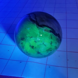 Sphère en agate volcanique : boule de cristal réactive aux UV polie à la main