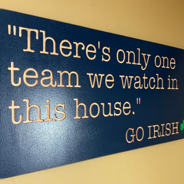 Letrero de madera de Notre Dame House de 28 x 61 cm con herrajes para colgar