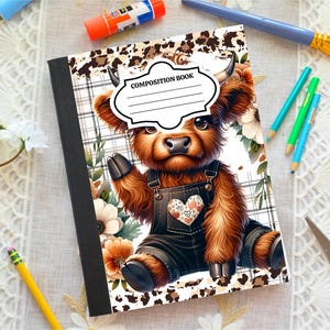 Könnte beinhalten: Notizbuch mit einem Cartoon-Highland-Rind auf dem Cover, das eine schwarze Latzhose mit einem Herz trägt. Das Cover hat ein kariertes und Leopardenmuster und ein weißes Etikett mit den Worten "COMPOSITION BOOK".