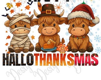 Könnte beinhalten: Eine digitale Illustration zeigt drei Highland-Kühe, die Halloween, Thanksgiving und Weihnachten feiern. Der Text "HAPPY HALLOTHANKSMAS" wird über und unter den Kühen angezeigt. Die linke Kuh ist in Bandagen gewickelt, die mittlere Kuh trägt einen Pilgerhut und die rechte Kuh einen Weihnachtsmütze.