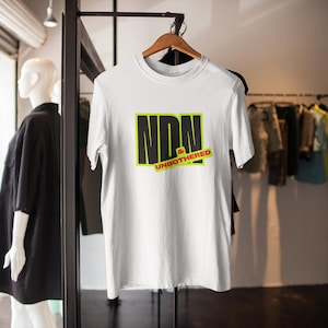 Camiseta NDN & Unbothered: Camiseta con mensaje indígena audaz / Camiseta divertida con orgullo nativo / Ropa urbana de reserva / Ropa gráfica unisex