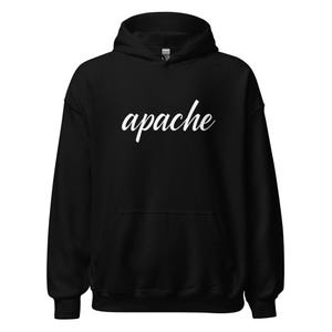 Puede incluir: Sudadera con capucha negra con la palabra "apache" en escritura blanca en el pecho. La sudadera con capucha tiene un cordón y un bolsillo delantero. La sudadera está hecha de un material suave.