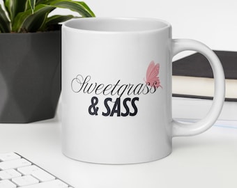 Indigenous Sweetgrass & Sass Mug - Von Ureinwohnern inspirierter Kaffeebecher mit rosa Schmetterling
