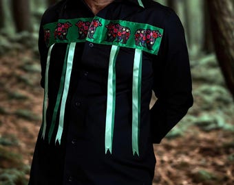 Handgemachtes indigenes Schleifenhemd - Grünes Bärenregalia mit Blumenmuster