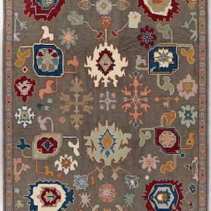 Alfombra Oushak de lana anudada a mano en tonos gris carbón, topo y rojo rubí - Alfombra grande de estilo floral ecléctico - Decoración de suelo en tonos tierra con un toque melancólico