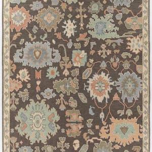 Tapis Oushak brun terreux noué à la main, grand tapis en laine moderne bio, cacao foncé et floral sauge, décoration de sol discrète de luxe personnalisée image 6