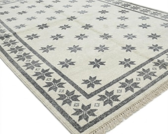 Tapis nordique étoilé noué à la main, tapis en laine crème et grise, design scandinave flocon de neige, tapis neutre minimaliste fait main pour le salon