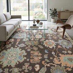 Tapis Oushak brun terreux noué à la main, grand tapis en laine moderne bio, cacao foncé et floral sauge, décoration de sol discrète de luxe personnalisée image 3