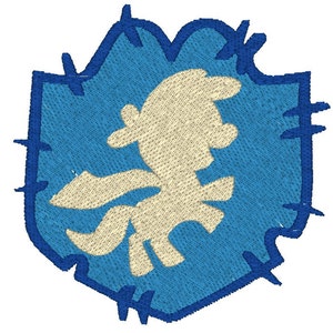 Può includere: Toppa ricamata con un personaggio dei cartoni animati beige chiaro con cappello e sciarpa, su sfondo azzurro. La toppa ha un bordo blu scuro con un bordo frastagliato, che le conferisce un aspetto artigianale.
