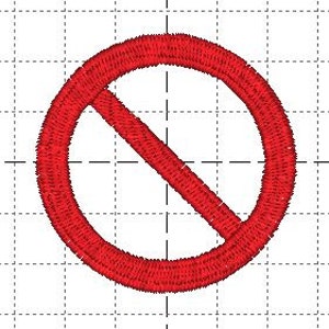 Op de afbeelding: Een rood geborduurd cirkel met een diagonale lijn, een universeel symbool voor "nee" of "verboden". Het ontwerp is gestikt op een witte achtergrond met een rasterpatroon, wat duidt op een digitaal of stoffen ontwerp.