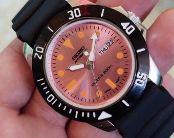 vintage Seiko 5 mens automatic light pink divers style dial Black rotating bezel day date japan working wrist watch..40mm