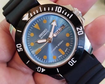 vintage Seiko 5 mens automatic light blue divers style dial Black rotating bezel day date japan working wrist watch..40mm