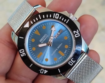 vintage Seiko 5 mens automatic light blue divers style dial rotating bezel day date japan working wrist watch..40mm