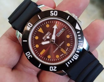 Reloj de pulsera Seiko 5 vintage para hombre, automático, estilo buceo, esfera marrón, bisel giratorio negro, día y fecha, fabricado en Japón. 40 mm