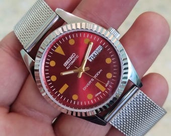 vintage Seiko 5 mens automatic red dial working wrist watch..35mm retro timepiece