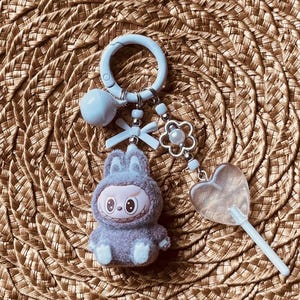 Bag Charm inspirado en Labubu/llavero kawaii de dije Labubu/Labubu keycharm/ Handmade Clip-Onk