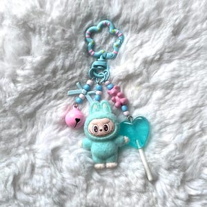 Labubu charm/Llavero kawaii con flores y accesorios cute/4 colores disponibles para tu mochila o cartera.Regalo original para chicas