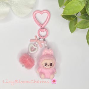 Bagcharm inspirado en Labubu.Keychain con dije color rosa pastel inspirado en Labubu.Llavero de inspiración Labubu