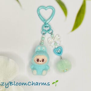 Bag Charm inspirado en Labubu color verde agua.Kawaii keychains.Handmade Clip.Llavero cute para bolso o mochila con dije Labubu