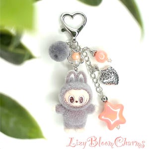 Bagcharm inspirado en Labubu.Lindo llavero con dije Labubu color gris y dijes color plata y rosa.Keychain Labubu