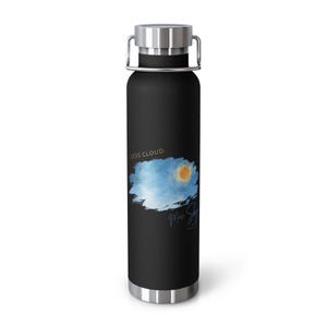 Puede incluir: Una botella de agua de acero inoxidable negro mate con tapa plateada y asa de metal. El frente presenta un gráfico de cielo azul pintado con un sol amarillo, acompañado del texto "LESS CLOUD." en dorado y "More Sky" en letra azul.