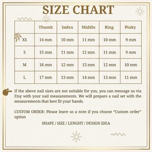 K&ouml;nnte beinhalten: Eine beige Gr&ouml;&szlig;entabelle f&uuml;r k&uuml;nstliche Fingern&auml;gel mit goldenem Rand. Die Tabelle listet die Gr&ouml;&szlig;en XS, S, M und L mit den entsprechenden Ma&szlig;en in Millimetern f&uuml;r Daumen, Zeige-, Mittel-, Ring- und kleinen Finger auf. Enth&auml;lt Anweisungen.