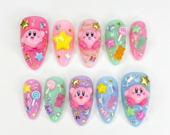 Handgefertigte Kir.by Press-On Nägel, 3D Cartoon Sterne, Lutscher & Candy Nail Art, Lustige Pastell Almond Nägel für Verspielte Vibes