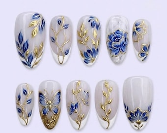 Handgefertigte blaue Porzellanpresse auf den Nägeln, 3D-Goldbarockkunst, luxuriöses Pfingstrosen- und Schmetterlingsset, Nägel für mutige künstlerische Vibes