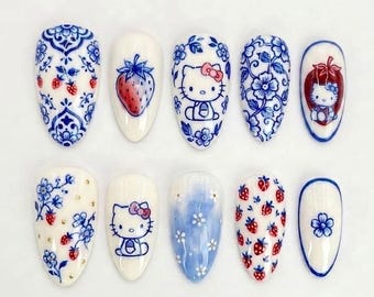 Handgemachte Kitty Porzellannägel, Blaue und weiße Keramikkunst, Erdbeer- und Blumenakzente, Chinoiserie Bold Artistic Vibes Nagel-Set
