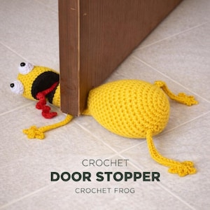 Puede incluir: Un juego de tres tazas de cerámica con un acabado mate moteado. Cada taza presenta un color diferente: azul claro, crema y gris. Las tazas tienen un diseño simple y moderno con una forma redondeada y un asa cómoda.