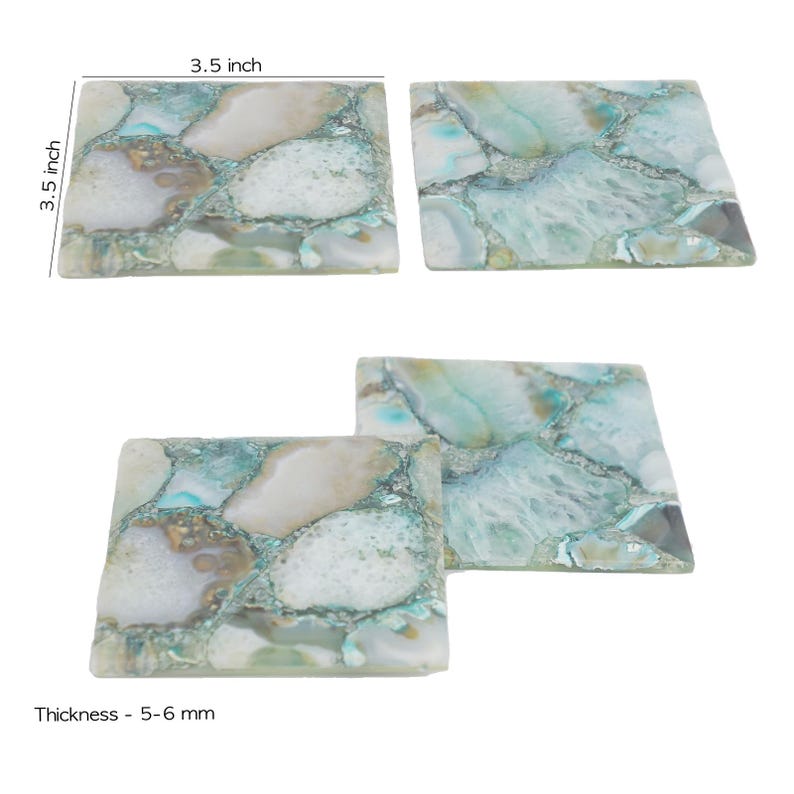 Puede incluir: Tres posavasos cuadrados con un mosaico de fragmentos de piedra &aacute;gata en tonos azul claro, blanco y transl&uacute;cido. Cada posavasos mide 8,89 cm por 8,89 cm con un grosor de 5-6 mm, mostrando patrones minerales naturales y texturas.