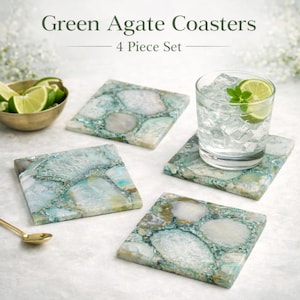 Könnte beinhalten: Ein vierteiliges Set aus quadratischen Untersetzern aus grünem Achat mit natürlichen Steinmustern in Weiß, Blaugrün und durchscheinenden kristallinen Texturen. Der Text "Green Agate Coasters" und "4 Piece Set" ist oben im Bild zu sehen.
