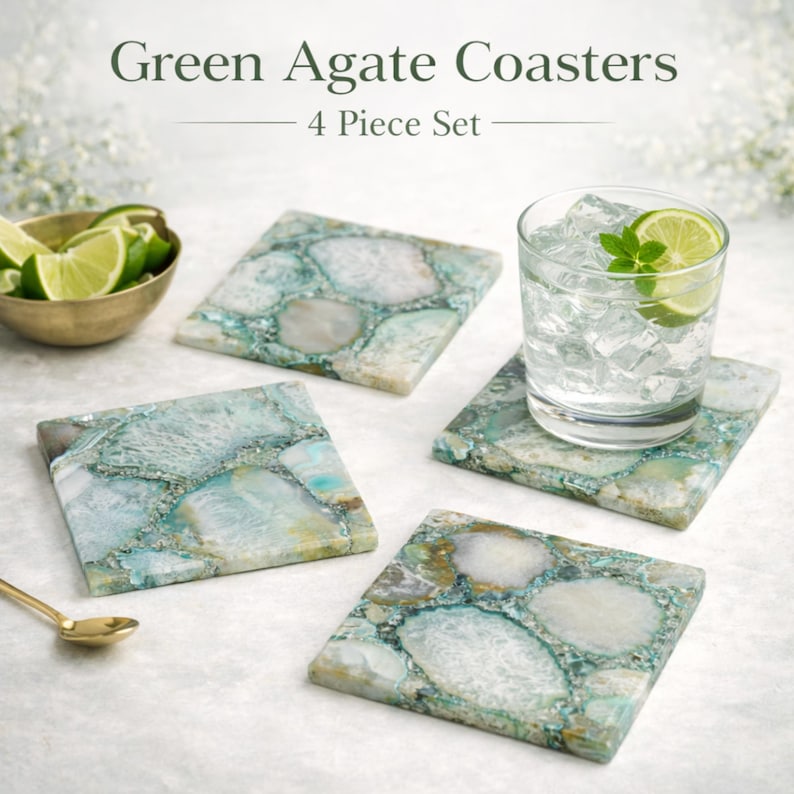Puede incluir: Un juego de cuatro posavasos cuadrados de &aacute;gata verde con patrones de piedra natural en texturas blancas, verde azulado y cristalinas transl&uacute;cidas. El texto "Green Agate Coasters" y "4 Piece Set" aparece en la parte superior.