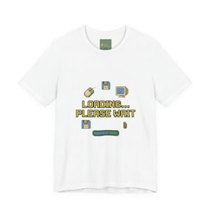Könnte beinhalten: Weißes T-Shirt mit einem Retro-Computer-Motiv. Das Design zeigt einen Computermonitor, Disketten, eine Maus und einen Ladebalken, mit dem Text "LOADING... PLEASE WAIT" in Pixel-Schrift.